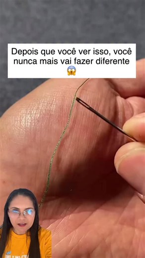 Elenita Dias | Dicas on Instagram: "Depois que você ver esse vídeo, você nunca mais vai colocar a #linha na #agulha de outro jeito 😱🧵 Esse #truquedecostura é tão simples que dá até raiva de não ter aprendido antes. Você coloca a linha na palma da mão, faz alguns movimentos com a agulha por cima e pronto: entra rapidinho no furinho ✨ Uma #dicapratica perfeita pra quem ama #costura, vive de #artesanato, gosta de #diy, resolve tudo no #diaadia e ama uma #ideiadegenio dessas. Mostra pra sua avó po