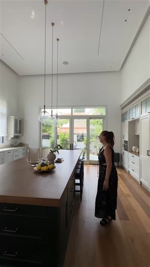 המטבח הוא הלב הפועם של הבית, וכאן הוא קיבל את כל הבמה הראויה. ✨ מרחב גדול ומואר, אי רחב ידיים עם שפע של אחסון ומשטח שיש מרשים ביופיו. השילוב בין קיר גבוהים לאחסון חכם באי ובשיש, מייצר פתרון פונקציונלי לצד מראה יוקרתי. פינת מכשירי חשמל פרקטית ונגישה למיקסר או למכונת הקפה ששומרת על סדר וסטייל. וכחלק מהעיצוב תוכננה פינה קבועה ביציאה לגינה מהמטבח,שמקבלת את כל האור הטבעי, ונותנת לדיירים רגע של שקט עם כוס קפה. מטבח שהוא חוויה יומיומית בעיצוב מוקפד. 🤌🏻 קרדיטים : אדריכלות ועיצוב פנים : שירלי דן פיקוח 