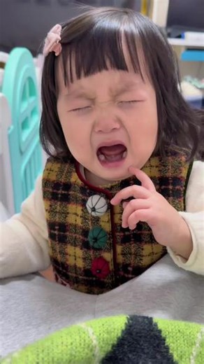 #萌娃日常因为拿不到剪刀哭的贼伤心哭着哭着发现鞋子掉了，开始模仿穿鞋子！第一次玩垃圾桶😂蛮有创意