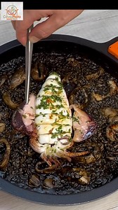 ✨ Arroz negro con chipirones y gambones ✨ Hoy no os traigo la receta, solo quiero que disfrutéis de las imágenes de este arroz tan bonito y festivo. Me encanta preparar este plato para ocasiones especiales, y esta vez le he dado un toque diferente añadiendo un calamar entero por encima 🦑. Queda espectacular, ¿verdad? 😍 Ya os subiré la receta paso a paso muy pronto 😉 #recetasfaciles #arroznegro #covalplato #recetassaludables | Covalplato Canal de cocina