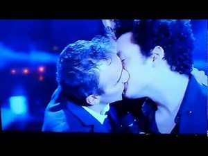 Elie Semoun et Kev Adams se roule une pelle lors des NRJ Music Awards !