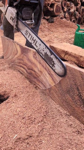 Así se arregla el corte a una tabla que salió muy gruesa 💪🔥 #chainsaw #sthil #madera #woodworking #asmr