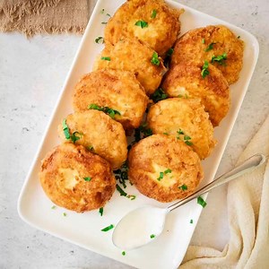 5.2K views · 23 reactions | This Easy Potato Fritters recipe is a fantastic way to use up leftover potatoes, and they come out perfectly crispy! 凜 ️ Full Recipe  #PotatoFritters #EasyRecipe #SideDish #BreakfastIdeas #CrispyPotatoes | Dizzy Busy and Hungry | Facebook