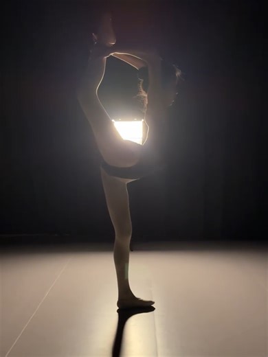 The Splits Between Light and Shadow#dance#balletdancing#ballet#ballerina#tiktok