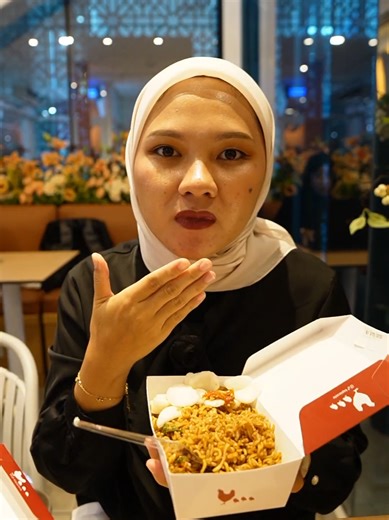CUMA ADA DI STASIUN PURWOKERTO! Coffeshop lokal kecintaan warga PWT @kopiarasta finally buka cabang di dalem Stasiun guys, dan pastinyaaa ada menu menu khusus Arastation yang harganya merakyat aja 😭👌 Arastation Meals (express) - Nasgor, Mie Goreng, Mie Kuah, Nasi Ayam serba 15K - Roti A (coklat meses klasik & Coffe Butter) 13K - Coffe, Tea, Milkbasenya juga banyaaak pilihan kayak di Arasta lain - Cake, Pastry ready Intinyaaaa ini bakal berguna banget buat kalian yg mau pergi pergi atau baru sa