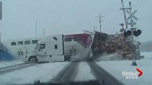 FedEx packages sent flying after Utah commuter train smashes into delivery truck - National | Globalnews.ca