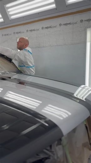 🎥 Dans les coulisses de 2L2D Auto – Pôle Carrosserie en pleine action Nouveau bâtiment. Nouvelle organisation. Nouveau rythme. Aujourd’hui, l’atelier carrosserie tourne à plein régime 🔥 👉 8 projets en simultané Pick-up US, vans, préparations complètes… Huit véhicules en cours, chacun avec son cahier des charges, chacun avec sa transformation. Ici, ça ne bricole pas. Ça découpe, ça ajuste, ça soude, ça redresse. • Tôlerie • Découpage • Préparation complète • Peinture sur mesure • Traitement et
