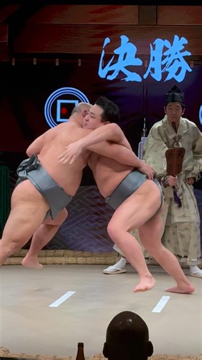 🔥WAKA vs MATSU🔥Recent Powerful Sumo Bout #sumoshow #restaurant #ginza #hirakuzaginza