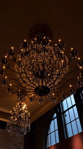 Bonjour 💋 Found the dreamiest French escape right here in Milton, GA! @lantoinetterestaurant is intimate, beautifully decorated for the holidays, and has amazing service. We loved the classic french onion soup and the $59 Unlimited Steak & Frites (it comes with salad and baguette!) or the $1 oysters during the week. 🍷✨🇫🇷 | Hayley Rubinstein