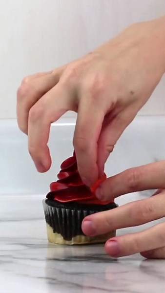 How to Decorate Cupcakes with a Two-Toned Swirl and Sprinkles