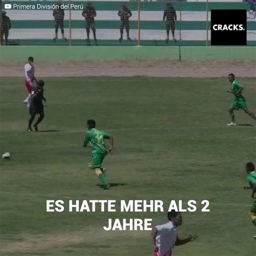 17K views | Dieses peruanische Pokalspiel sollte aus einem mehr als ungewöhnlichen Grund unterbrochen werden: Die Polizei war auf der Suche nach einem Spieler, der sich angeblich als jemand anderes ausgegeben hatte. Nachdem sie ihn noch auf dem Platz zur Rede gestellt und seine Papiere überprüft hatten, waren all seine Lügen aufgedeckt, und er musste das Spielfeld in Handschellen verlassen... | Cracks im Sport | Facebook