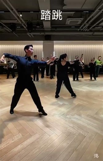 👉 Keep It Up!｜平庆龙 & 颜宇宏：有趣的快步舞教学示范｜踏跳·侧踢腿造型·转身啄木鸟·钟摆步 💃🕺