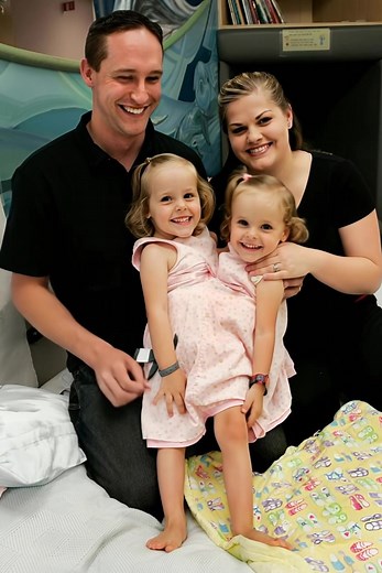 Siamesiska tvillingar separerades efter en komplicerad operation. Se hur de ser ut 19 år senare. Tvillingarna föddes med en gemensam kropp och delade vissa organ. Vid fyra års ålder, med föräldrarnas samtycke, genomgick de en komplicerad separationsoperation, även om läkarna inte gav några garantier för ett lyckat resultat. Operationen varade i cirka 26 timmar.😓😓 Detta var det första fallet där läkare separerade tvillingar med gemensamma organ. Operationen lyckades, och flickorna började återh