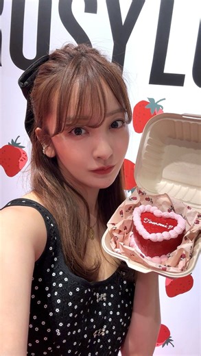 板野友美 on Instagram: "渋谷スクランブルスクエアpop up shopから🍓 5月1日から7日まで🫶🏻"