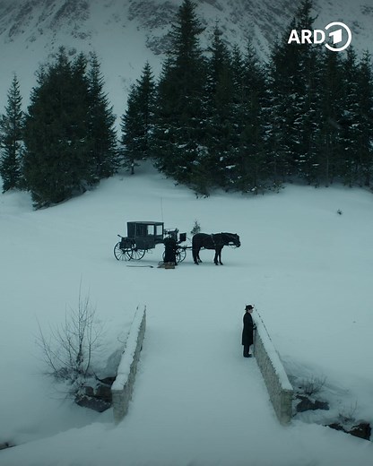 📚✍️ Franz Kafka hat es nicht immer leicht im Leben, deshalb flüchtet er sich ins Schreiben. Sein bester Freund, Autor Max Brod, glaubt fest an ihn und tut alles, um ihn und seine Werke bekannt zu machen – auch gegen dessen Willen. ▶ Die Miniserie "Kafka" – unter anderem mit Joel Basman, Nicholas Ofczarek und David Kross – jetzt in der ARD Mediathek streamen: 1.ard.de/kafka-die-serie?fb=ard | ARD Mediathek