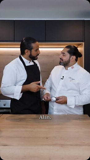 @alan_geaam X @mohamedcheikh_ Falafels 🇱🇧 👇🏼Ingrédients pour 6 personnes : - 250 GR Pois chiche sec - 1 P Gousse d’ail - 1 P Oignon - 1 BOTTE Persil - ½ BOTTE Coriandre - 150 GR Tahina - 15 CL Jus de citron jaune - 15 CL Eau - 1 C.A.C Coriandre poudre - 1 C.A.C Cumin poudre - 1 C.A.C Levure chimique - 200 GR Yaourt grecque - 1 P Oignon rouge - 1 C.A.S Sumac - 2 P Tomates rondes - 2 P Gros cornichons aigre-doux - 1 PQT Pain libanais - PM : Sésame dorée - PM : Sel fin - PM : Huile de friture D