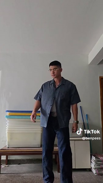 Yet another outfit check Vans polyester shirt from Japan and some Samurai jeans from Japan as well. I didn't even know my shirt got caught in the back xD #summerfit #everydaysummerinsg #fyp #sg #asian #fitcheck #vans