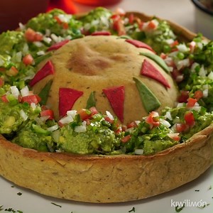 ¡Festeja el orgullo de ser mexicano con este crujiente SOMBRERO de TOTOPOS con GUACAMOLE! ✨ Receta AQUÍ 👉 https://bit.ly/3u4O3Mt Encuentra más antojitos mexicanos AQUÍ ➡ https://bit.ly/3vujOP0 | kiwilimón