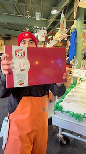 When Pike Place legends give your cherries the flying treatment… you know it’s officially holiday season.📦🐟🍒 Cherries caught. Spirits lifted. Seattle magic activated. ✨ #PikePlaceMarket #cherrycheers #MadeInWashington | Chukar Cherries