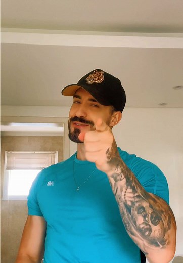 Blusa azul eu tenho, só falta a Porsche kkkkkkk