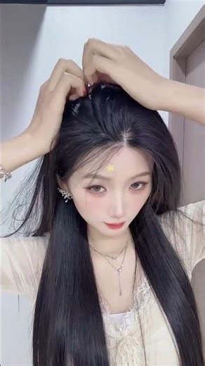 优雅长直发：白黑发色的完美搭配