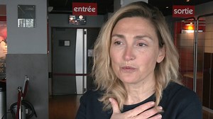 Des collégiens et lycéens de trois établissements ont eu la chance de découvrir en avant première le film « Olympe, une femme dans la révolution ». Ils sont scolarisés à Tours ou à Château la vallière, et ont pu rencontrer Julie Gayet, l’actrice principale, venue présenter le film au cinéma Studios à Tours. Un long métrage qui sera diffusé lundi soir sur France 2 et qui retrace l’histoire de la pionnière du féminisme en France. | Val de Loire TV