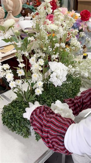38K views · 453 reactions | GF007懶Simple and elegant natural color aisle flower arrangementLet your wedding blend into nature and be more romantic www.dkbflower.com #dkbflower #aisleflower #weddingaisleflower #weddingplanners #custom | Artificial flowers（Fengqiu zhaogang silk flower factory） | Facebook