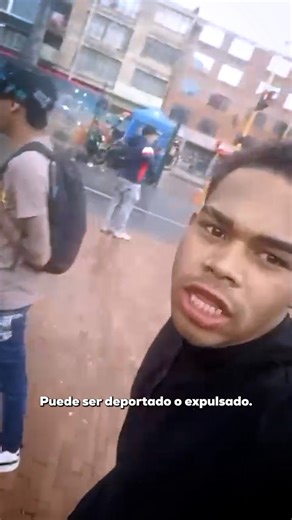 ¿Recuerdan a este hombre que intimidaba por redes a la comunidad? Lo ubicamos en su trabajo y con Migración Colombia se estableció que está irregular en nuestro país desde el 2021. Además, tiene 7 comparendos por porte de elementos cortopunzantes y consumo y porte de sustancias psicoactivas en el espacio público. #AEstaHora inicia el proceso sancionatorio y podría ser deportado o expulsado de Colombia. | Secretaría Seguridad Bogotá