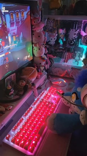 They're kinda a toxic gamer ngl :/// plushy is made by @Juice ♥️ been loving overwatch 2 lately, Moira is my main