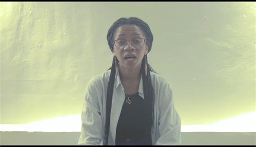 Slam de Patricia Kamoso, une slameuse de Bukavu qui évolue dans Bukavu Slam Session(Passe-moi le Mike). Ce clip est diffusé dans le cadre du programme Slammeurs fédérateurs portés par l'ONG La Benevolencija. Voici le message et le cri de cœur de Patricia : En swahili : "Mtu akikuambia hujui We mjibu ni kwa sababu bado huja jifunza" En Français : "Deviens la voix sans voix Deviens le porteur de croix La voix des âmes perdues qui gisent en silence" | Habari RDC