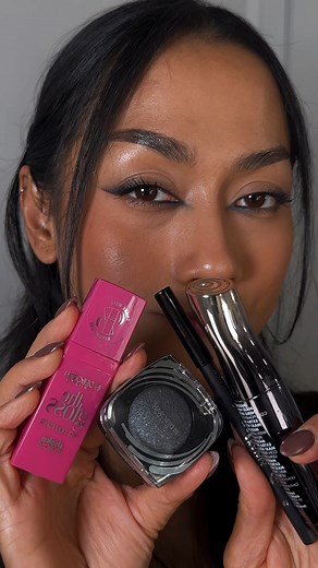 Per completare un makeup look ammaliante non c'è alleato migliore del nuovo mascara 24Ore Instant Maxi Volume in Extra Black 🖤🐈‍⬛ ​#DeborahMilano #24OreInstantMaxiVolume #Mascara #ExtraBlack | Deborah Milano