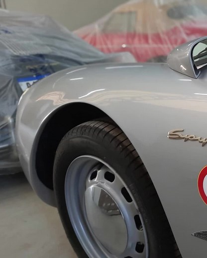 Reproduzido com perfeição: esse é o nosso 550 Spyder! Há mais de sete décadas, a sigla 550 Spyder se mantém como sinônimo de velocidade, esportividade e "tocada impressionante". Com motor central e chassi tubular, esse esportivo clássico é leve, equilibrado e perfeito para deixar o seu dia mais divertido. Fale conosco e venha para o mundo Chamonix. Whatsapp Chamonix: 55 11 93406-8371 #DreamFactory #Chamonix #550Spyder #356Speedster #Speedster #ConvertibleD #356Roadster #Roadster #Super90Cabriole