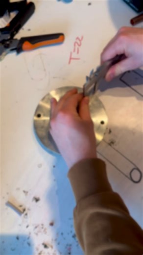 JoJann - DIYs Heimwerker on Instagram: "Benutze niemals dein Messschieber als Körner, ansonsten hat er auch Albträume… 😂😂😂😬 #diy #messschieber"