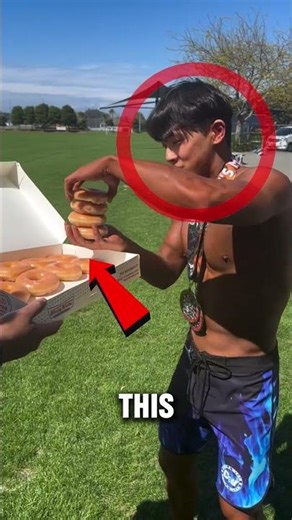 Bodybuilder Stacks 7 Donuts Into One #cheatday #bodybuilder #funny