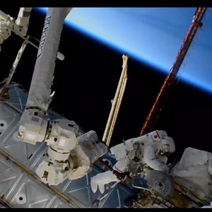 🌠🌠🌠 ISS - US EVA 86 🌠🌠🌠 Petite vidéo de la sortie extravéhiculaire du jour. Nos 2 spacewalkers Stephen Bowen 🇺🇲 et Sultan Alneyadi 🇦🇪 ont eu de la visite. Regardez bien sur la droite en fin de l'extrait, c'est dame la Lune qui pointe le bout de son nez. Franz - ISS83 🌠 🎥 Nasa | ISS83