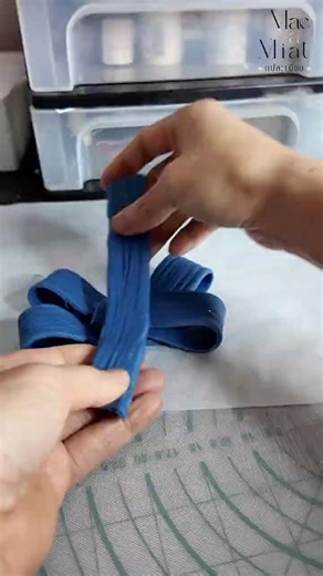 The easiest way to make sugar bows for cake decoration. #birthdaycake #cakedecoration