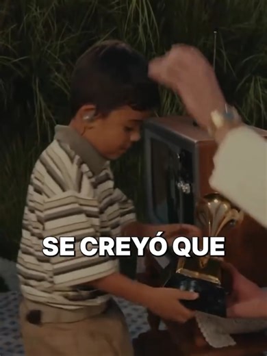 EL NIÑO QUE NO ERA LIAM... pero que nos recordó a todos su historia. 💔 Bad Bunny rompió internet en los Grammys 2026. No por su música, sino por entregarle su premio a un niño frente a una tele vieja. 📺✨ Muchos vieron en él a Liam Conejo Ramos, el pequeño separado de su familia por el ICE en Minneapolis. Y aunque era un actor, el mensaje llegó directo a la Casa Blanca: la infancia migrante tiene voz, incluso cuando intentan silenciarla. ✊🏽 ¿Genialidad artística o estrategia política? Cuéntano
