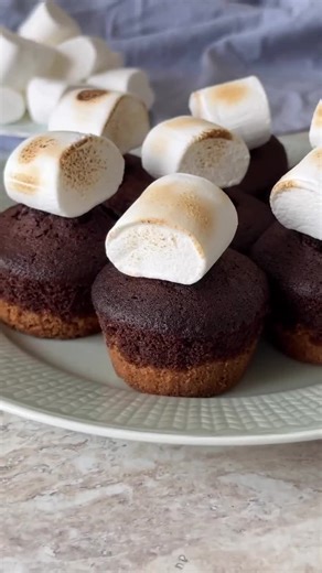 OPSKRIFT: S’mores Muffins🧁 Kombinationen af sprød kiks, chokolade og bløde, ristede skumfiduser er jo ikke til at modstå! Derfor har vi forsøgt os med en muffin-version af de klassiske s’mores, og resultatet skuffer altså ikke! 😋 Skal du prøve det af? Så find opskriften lige her 👇 🧁 DET SKAL DU BRUGE | 12 stk Kiksebund: 150 g digestive kiks 75 g smeltet smør Chokoladedej: 125 g stuetempereret smør 150 g sukker 2 æg 1 tsk vaniljesukker 150 g hvedemel 40 g kakao 1 tsk bagepulver 1 dl mælk Deru
