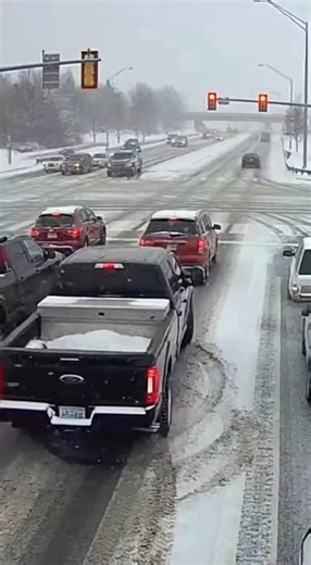 Police Search for Suspect After Aggressive Hit-and-Run at Red Light BROOKHAVEN, USA — Police are searching for a driver accused of deliberately ramming another vehicle at a red light before fleeing the scene in an aggressive hit-and-run caught on camera, authorities said. The incident occurred around 6:45 p.m. Monday at the intersection of Route 12 and Lakeshore Drive during evening rush hour. According to Brookhaven Police, a dark-colored sedan repeatedly honked at a stopped vehicle before acce