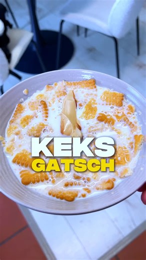 Martin Puttler | Foodspots Wien | Das ist der LEIWANDE KEKS Gatsch aus nur 3 Zutaten 🤩 🛒 Zutaten (für 1 Schüssel) 1️⃣ 5 Butterkekse (oder eben Plazma) 2️⃣ ca. 150 ml heiße... | Instagram