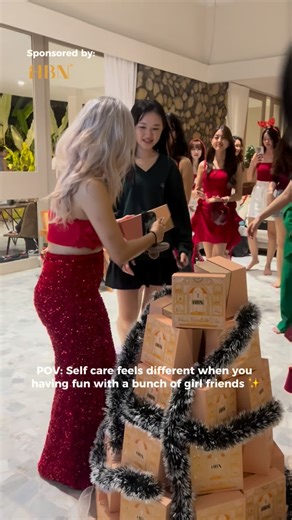 fem.| a female community that empowers you on Instagram: "Laughs, little rituals, and moments that make the season feel extra warm 🎄💖 Self-care just feels different when you’re having fun with a bunch of girlfriends. @hbn_malaysia thanks for being part of our girls’ moments ✨"