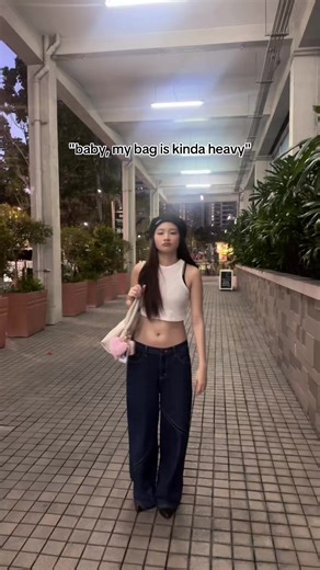 Fashion Essentials: How to Carry a Heavy Bag with Style