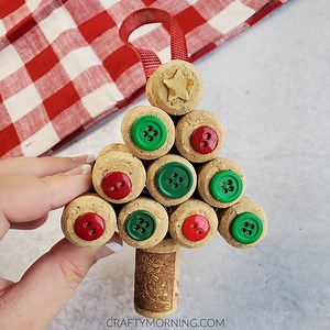 WINE CORK CHRISTMAS TREE ORNAMENTS...so cute!! Details: https://www.craftymorning.com/wine-cork-christmas-tree-ornaments . | Crafty Morning