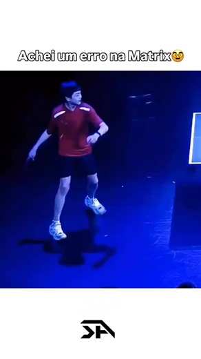 S•A Esports on Instagram: "🍣➡️💻 A ligação inesperada entre sushi e os códigos de Matrix Um dos detalhes mais curiosos do clássico The Matrix é que o famoso “código verde” não foi criado do zero. 🎨 O designer de produção digital, Simon Whiteley, revelou algo surpreendente: Os símbolos que caem na tela foram gerados a partir de caracteres escaneados de um livro de receitas de sushi da esposa dele, que era japonesa. Por que isso funcionou tão bem? • Os caracteres japoneses criam uma aparência mi