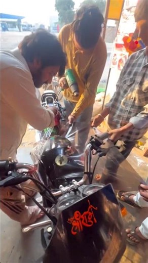 Mahindra logo on splendor 🦋🔥❤️….@Black_splendor.08