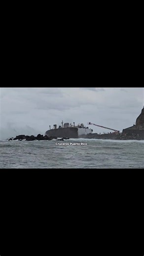 Una barcaza proveniente de St. Thomas encalló hoy a eso del medio día frente al Castillo San Felipe del Morro, en el Viejo San Juan, luego de que el fuerte oleaje provocara la rotura de los cables que la mantenían sujeta al remolcador. Al momento, el tránsito del canal de navegación no está afectado. La entrada y salida de los barcos continúa con normalidad. 📸 Cruceros Puerto Rico #crucerospuertorico 🇵🇷 #cruceristasdeborinquen | Cruceros Puerto Rico