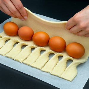 665K views · 6.5K reactions | Si vous avez de la pâte feuilletée et des œufs, préparez l'apéritif dès aujourd'hui ! Ingredientes: pâte feuilletée: 400 g fromage à pâte pressée: 150 g jambon: 100 g cornichons marinés: 80 g oeufs: 2 pc eau: 1 l oeufs: 1 pc La sauce: yaourt : 150 g persil: 10 g ail: 10 g huile d’olive : 20 ml sel: 10 g citron vert: 1 pc | Savoureux.tv | Facebook