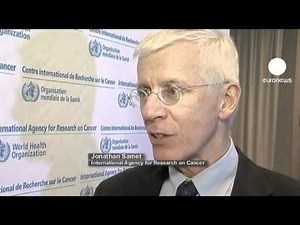 WHO warns of "possible" cancer link to cellphones