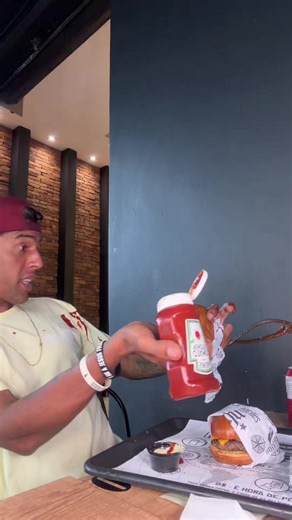 X-Bacon por 20 conto 😮‍🔥 já garanti logo 3… e ainda veio aquela esguinchada de brinde 🤤🔥 Agora me fala… isso aqui vale mesmo ou é só hype? 👀 Se quiser aproveitar, é só hoje hein! 📍 Rua Allan Kardec, 404 – Alípio de Melo ⏰ Hoje, das 18:00 às 23:30 Corre antes que acabe 🏃‍♂️💨 Curte, comenta e compartilha! 🔥 #comendo #comidaderua #comendobem #alipiodemelo #castelobh