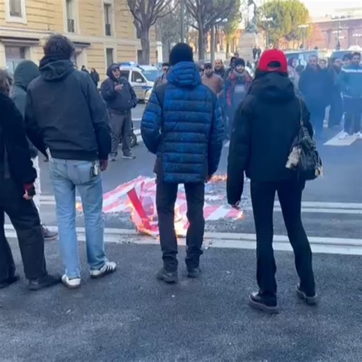 ÈTV RETE7 on Instagram: "Hanno bruciato la bandiera degli Usa durante il corteo in difesa del Venezuela e del presidente destituito Nicolas Maduro. Lo hanno fatto gli attivisti che hanno preso parte al corteo promosso da Potere al Popolo, Rete dei comunisti, Osa, Cambiare Rotta e Usb. “Chiediamo la liberazione del presidente Maduro, contro il terrorismo a stelle e strisce. Costruiamo in tutte le città la solidarietà internazionalista al Venezuela, convinti che difendere la rivoluzione bolivarian
